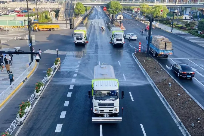 路面见本色丨东升国际官网环境新能源环卫装备服务上海进博会！