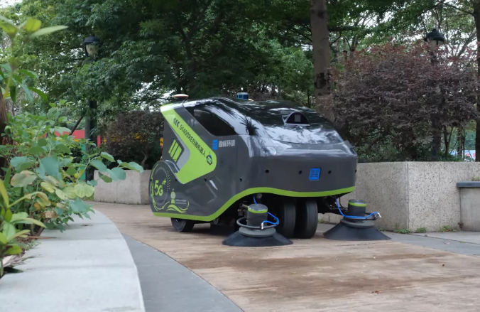 东升国际官网环境5G环卫机器人亮相2021中国创新创业成果交易会